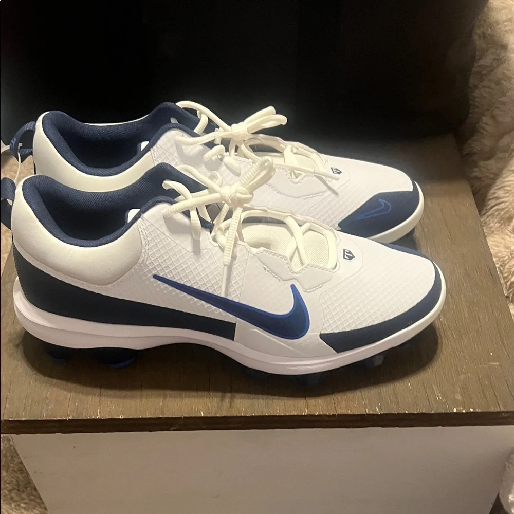 Nike Men's White and Navy Baseball Cleats